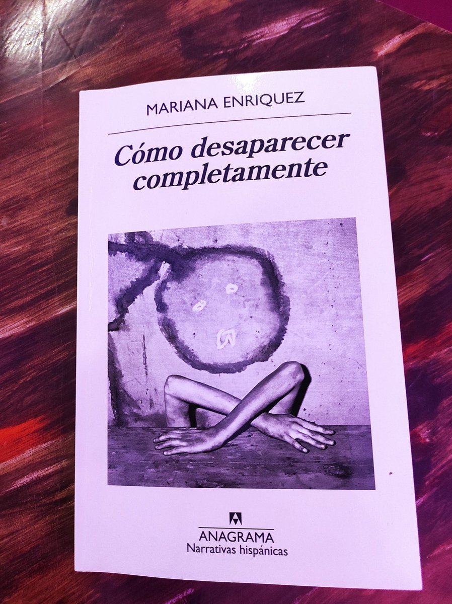 ladylibrorojo's tweet image. &quot;Carla tampoco había terminado la secundaria. Después, cuando ella se pegó el tiro, Mamá y todos los demás olvidaron su «deserción», como la llamaba la tía Cristina. De alguna manera le debía un favor a su hermana, pensaba Matías&quot;
#CómoDesaparecerCompletamente #laEnríquez
#boom💥