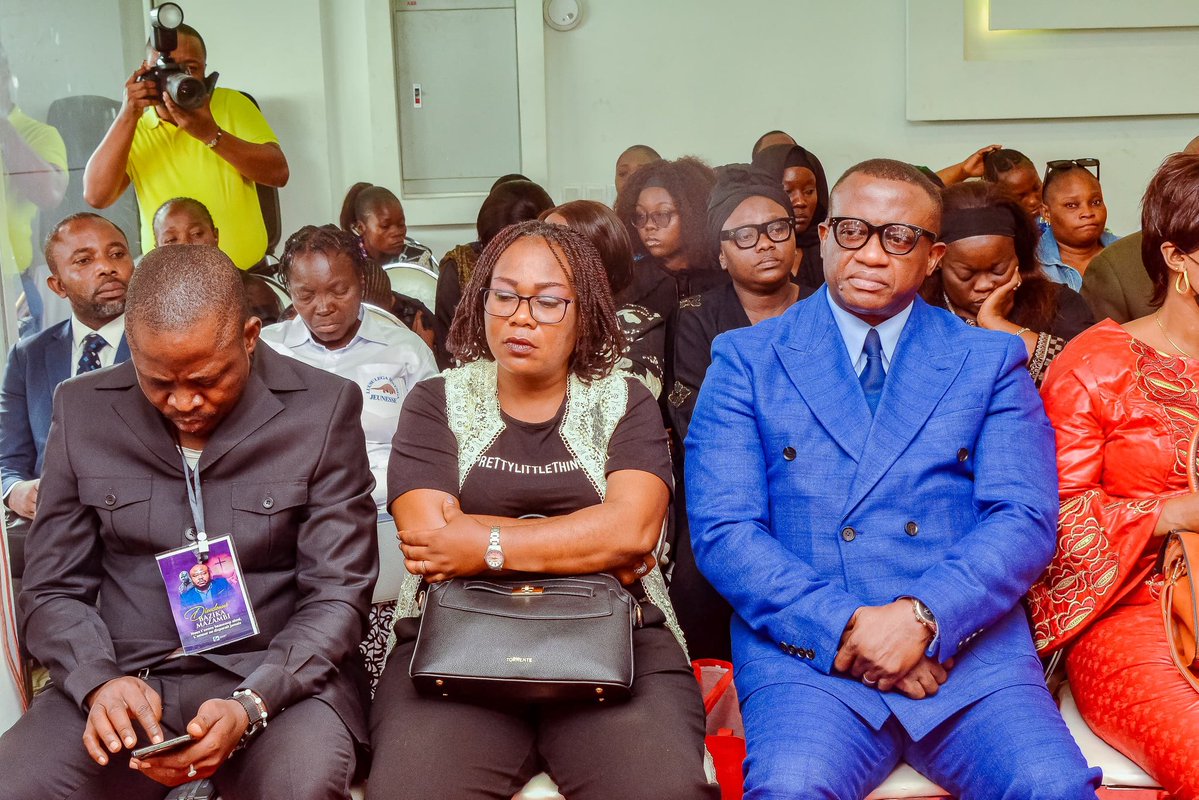 Merci à la notabilité du Kivu , pour s'être mobilisée dans le but de rendre les hommages dignes au regretté <a href="/BazikaDieudonne/">Dieudonné Bazika</a> .
Par son engagement ,un jeune qui a fait la fierté de plusieurs .