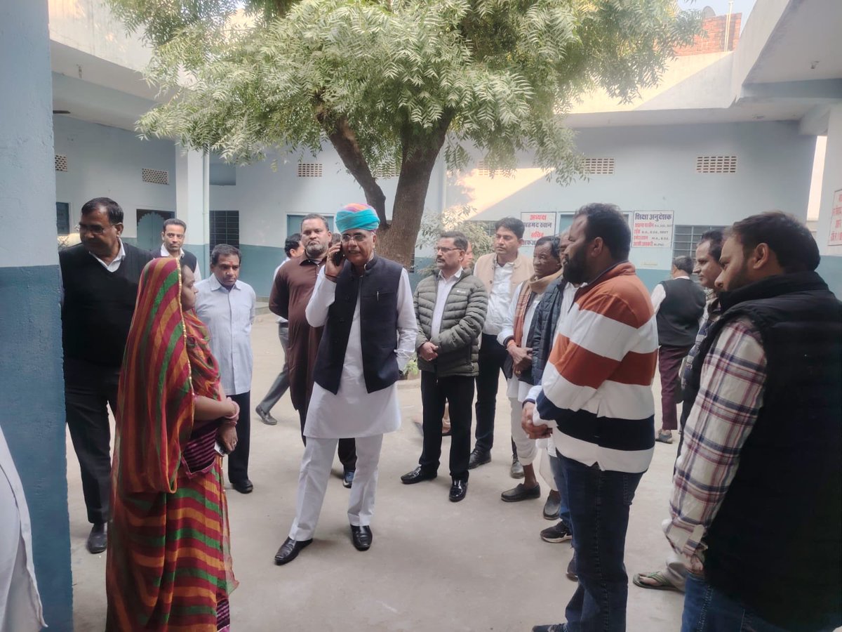 आज विधानसभा क्षेत्र आमेर के नगर निगम क्षेत्र में “मतदाता सूचियों के गहन पुनरीक्षण अभियान” (SIR) के तहत प्रशासन द्वारा आयोजित जागरूकता शिविरों के निरीक्षण हेतु उपस्थित हुआ और वहाँ उपस्थित अधिकारियों को पात्र मतदाताओं के हितों को ध्यान में रखते हुए कार्य करने के लिए निर्देशित