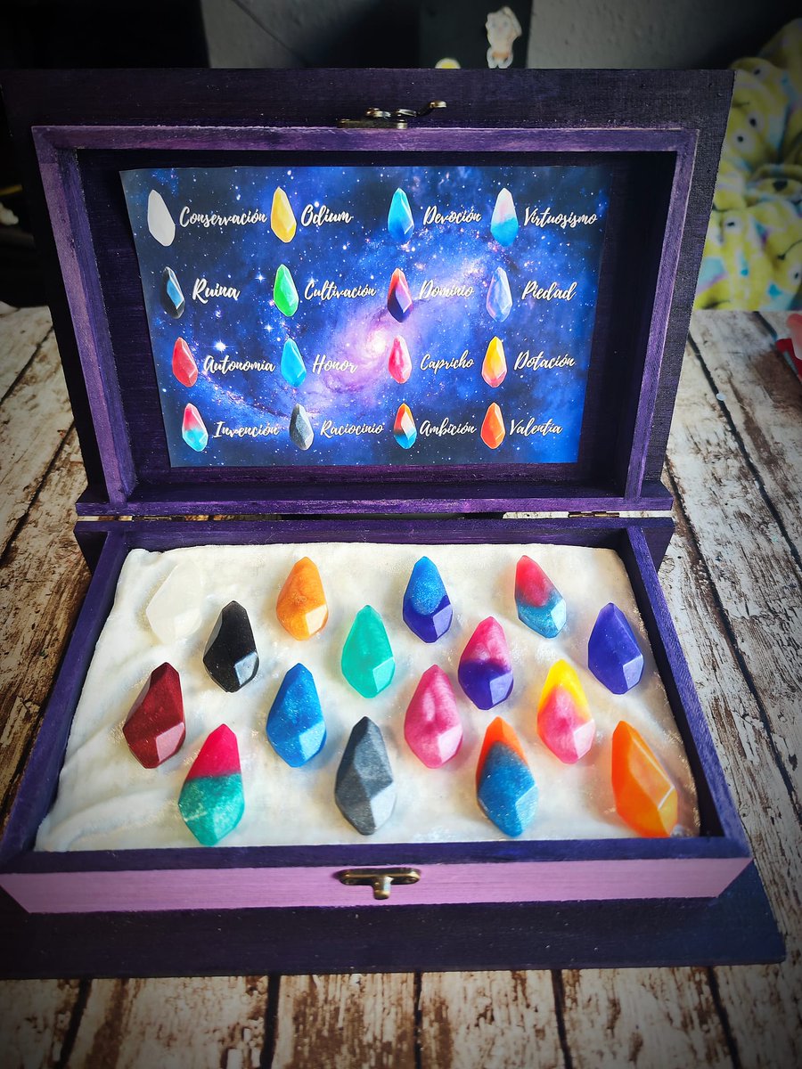 Tengo abierta la agenda para encargos Navideños 🎄
Dejo un hilo de mis cositas  🧵
Agradezco la difusión, últimamente me cuesta mucho llegar a vosotr@s ;___; 
(las velas son personalizables también 💚)