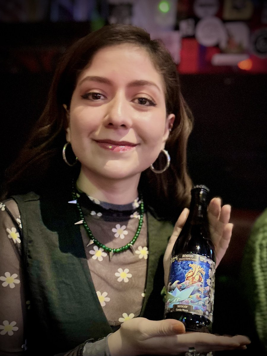 En la sesión de escucha del disco compilatorio Devotos, nos entregaron unas cervezas conmemorativas con la etiqueta de “Invitación”, el tema de Santa Sabina que versionamos. Imagen creada por René Zubieta.
¿Ya escuchaste la canción? Ya la encuentras en plataformas digitales.