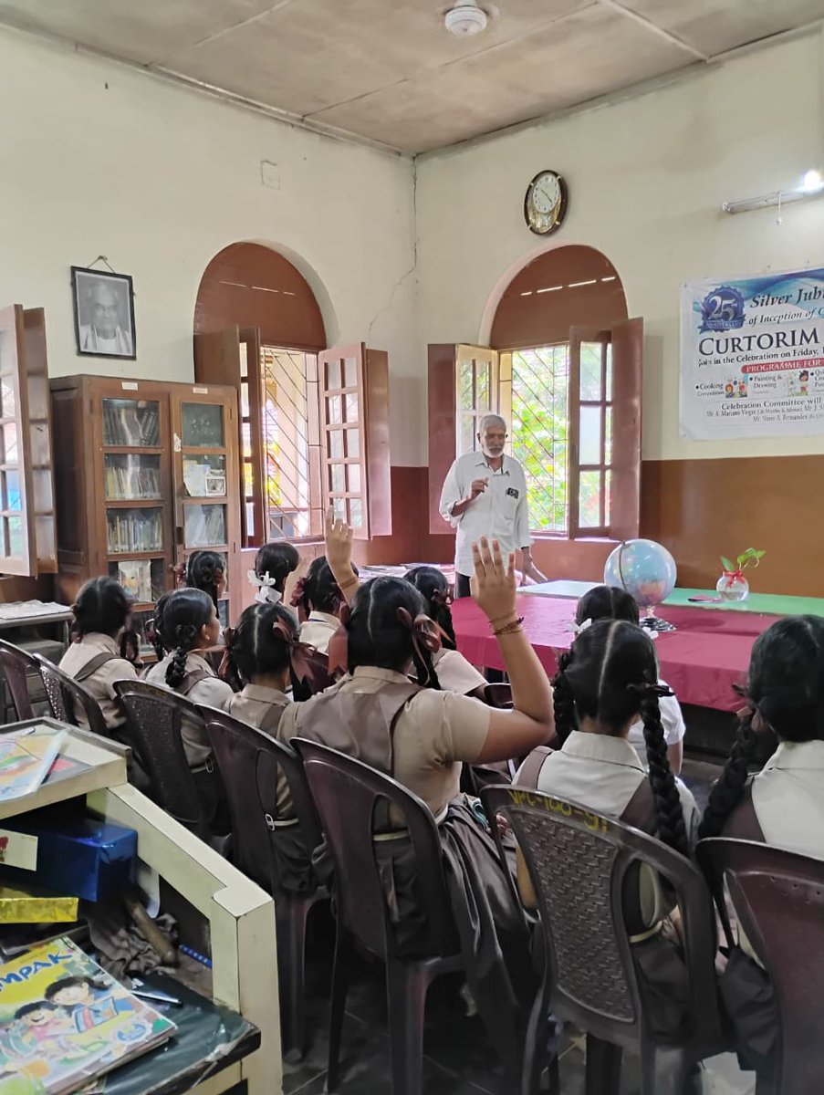 Goa403709India's tweet image. #ChairpersonOfCurtorimBMC,Shri #JSantanoRodrigues during d #LibraryWeek2025 &amp;amp; #BookWeek2025 explaining d participants mostly students/children, d effect of #ClimateChange in #Curtorim &amp;amp; steps taken by local Bmc to mitigate...
#GoanBiodiversity
#Goa
#LSDGs

x.com/Goa403709India…