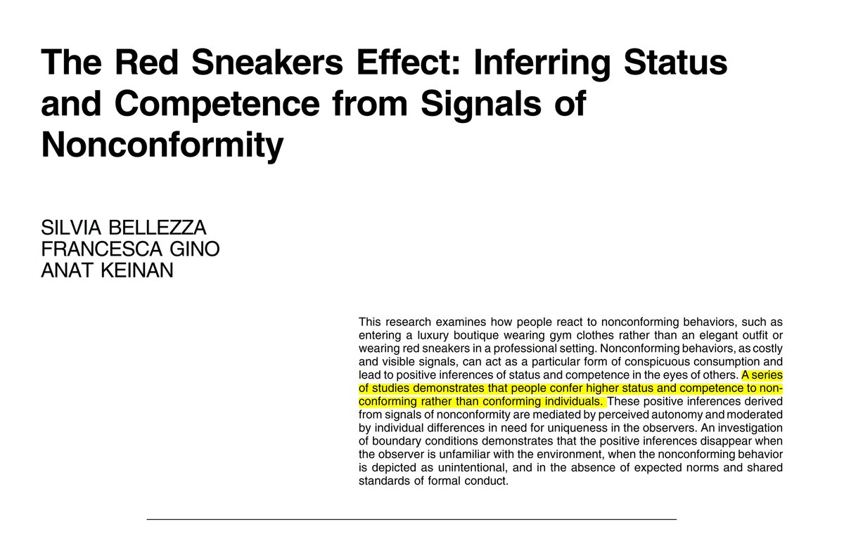 Prestijli ortamlarda salaş giyinmek (örn. Steve Jobs'un boğazlı kazağı) bir kişiyi daha statülü gösteriyor. 
Çünkü, lüks ve resmiyet normlarını bilerek ihlal etmek, "Benim kurallara uymaya ihtiyacım yok, kuralları ben koyarım" mesajı vererek kişiyi daha güçlü ve yetkin gösterir.