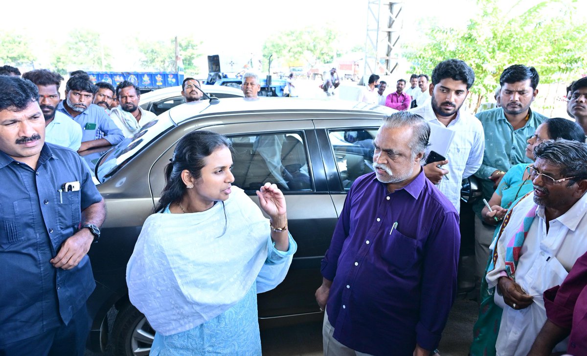 20-11-25-Kurnool-Dist Collector Dr.A.Siri interacted with farmers for the cotton procurement being done by CCI at Manjeet Cotton Private Limited &amp; Pressing Unit.,Penchikalapadu (V) Gudur (M).Collector instructed officials to help farmers and cooperate to get MSP for their Cotton.