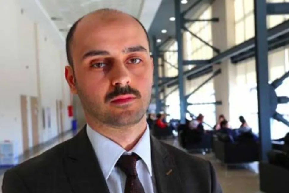 İyi dinle Alperen Şengün! 

Bu Selman Öğüt. Kendi çevresinde bile seveni bulunmayan bir adam. Zamanında nasıl doçent olduğunu da herkes iyi biliyor. Dolayısıyla fikirlerinin hiç bir önemi yok. 

Sen ise bizim milli gururumuzsun Alperen. O kırmızı beyaz forma en çok sana