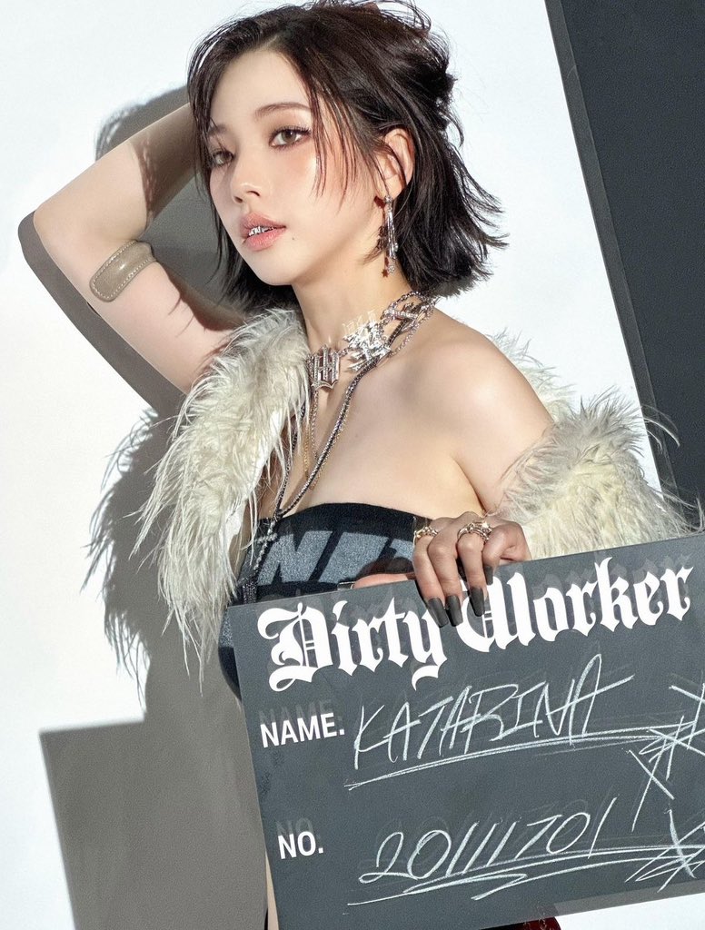 2hoellis's tweet photo. karina crimes this year

- being big chested
- accidentally saying “aespo” 
- being gorgeous on big screen
- wearing a windbreaker
- hanging out with her friends
- expeessing she wants to try out acting
- having longer neck (🆕) https://t.co/AJu8xJpdGO