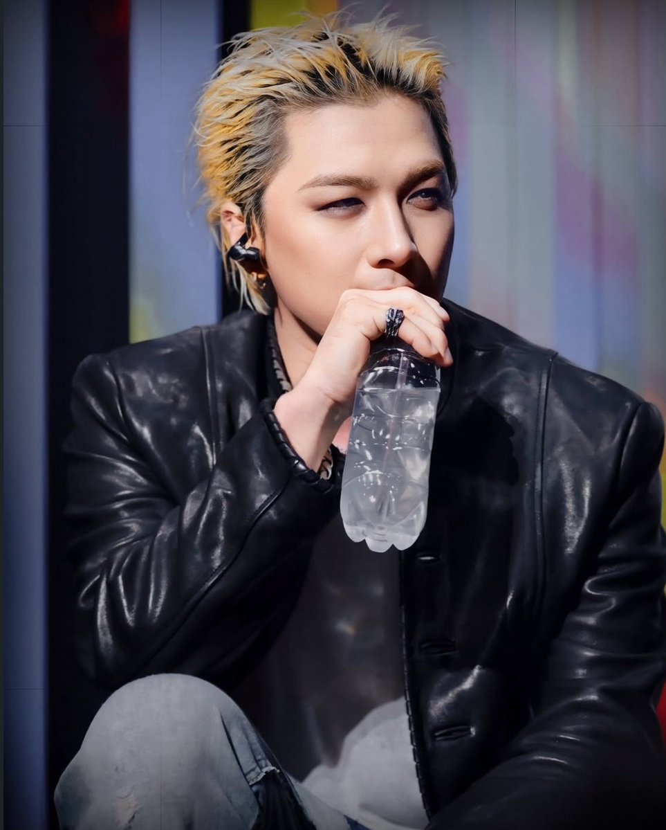 pics_taeyang's tweet image. HE LOOKS GOOD 😭