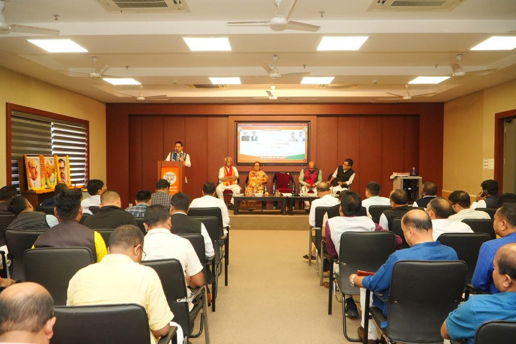 HarishD_BJP's tweet image. आज गुवाहाटी स्थित प्रदेश भाजपा कार्यालय में माननीय राष्ट्रीय संगठन महामंत्री श्री बी.एल. संतोष जी की गरिमामयी उपस्थिति में प्रदेश के प्रवक्ता, मीडिया एवं सोशल मीडिया टीम की आगामी विधानसभा चुनावों को ध्यान में रखते हुए विस्तृत रणनीतिक चर्चा हुई।

इस बैठक में प्रदेश अध्यक्ष श्री…