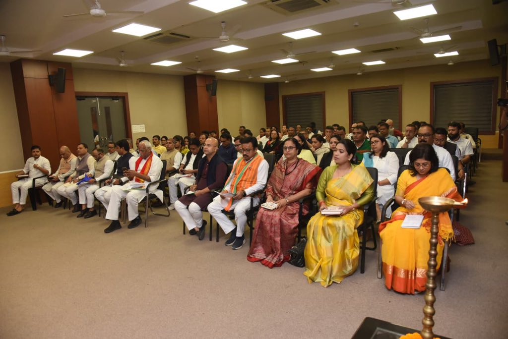 HarishD_BJP's tweet image. आज गुवाहाटी स्थित प्रदेश भाजपा कार्यालय में माननीय राष्ट्रीय संगठन महामंत्री श्री बी.एल. संतोष जी की गरिमामयी उपस्थिति में प्रदेश के प्रवक्ता, मीडिया एवं सोशल मीडिया टीम की आगामी विधानसभा चुनावों को ध्यान में रखते हुए विस्तृत रणनीतिक चर्चा हुई।

इस बैठक में प्रदेश अध्यक्ष श्री…