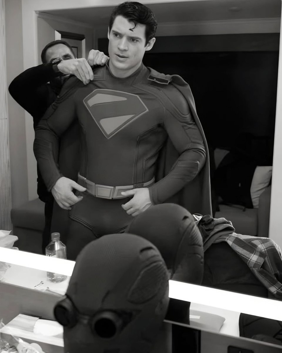 thefandomfeed's tweet image. 🦸‍♂️ Check out this SUPER­MAN set pic!

David Corenswet rocks the iconic suit, with an Ultraman mask in front... fans, this looks epic! 👀✨

#Superman #DavidCorenswet #DC

👉 Follow for more superhero updates!