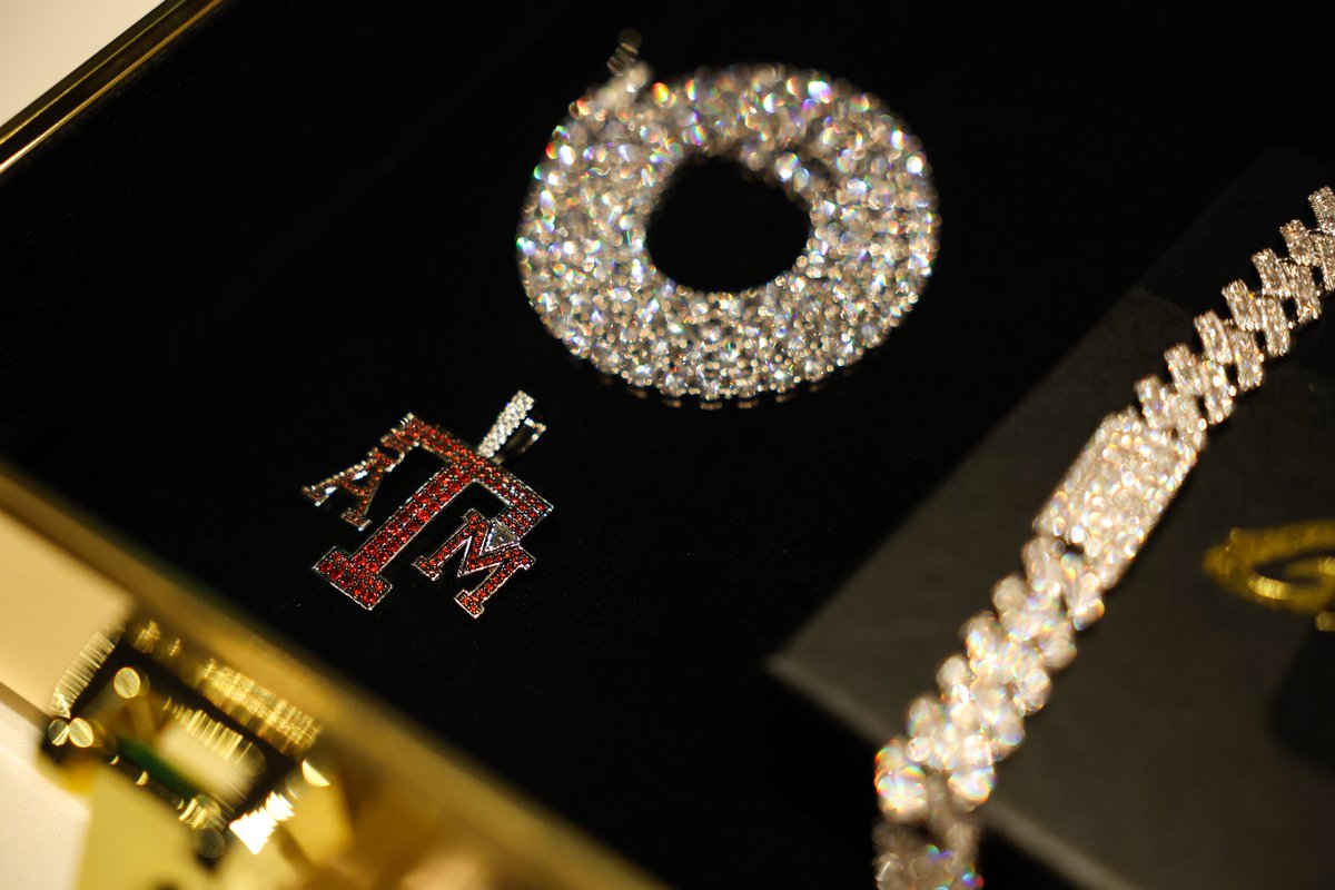 AggieFootball's tweet image. Best O-Line in the country 🤝 Iciest O-Line in the country

#MarcelMode | @portersBCS