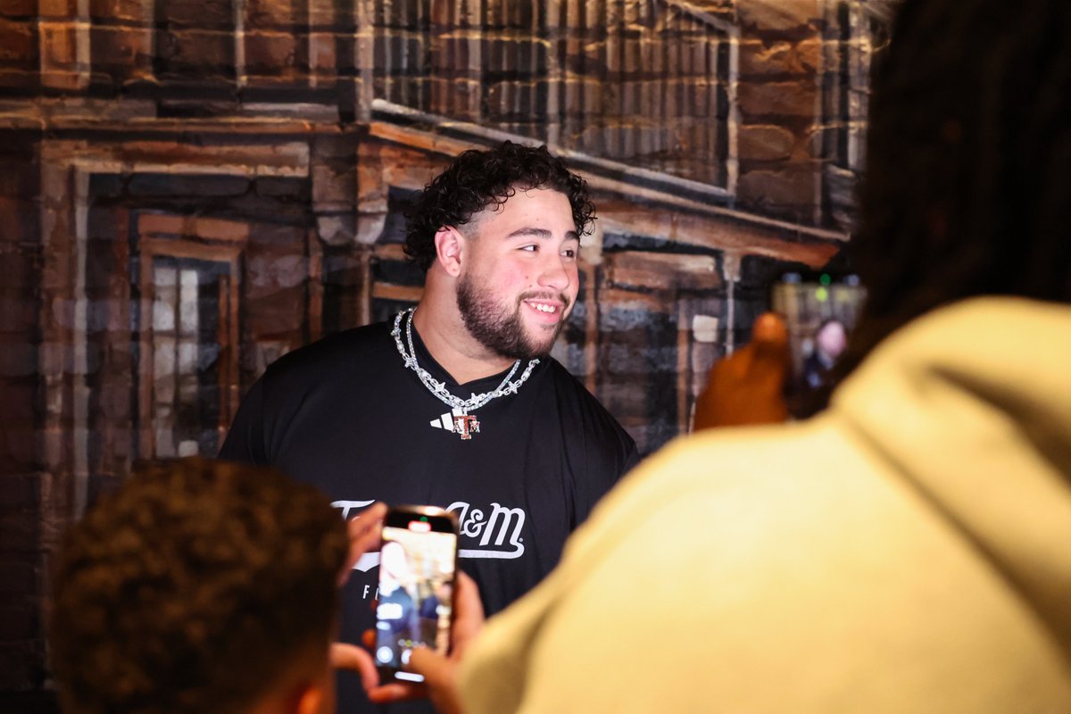 AggieFootball's tweet image. Best O-Line in the country 🤝 Iciest O-Line in the country

#MarcelMode | @portersBCS