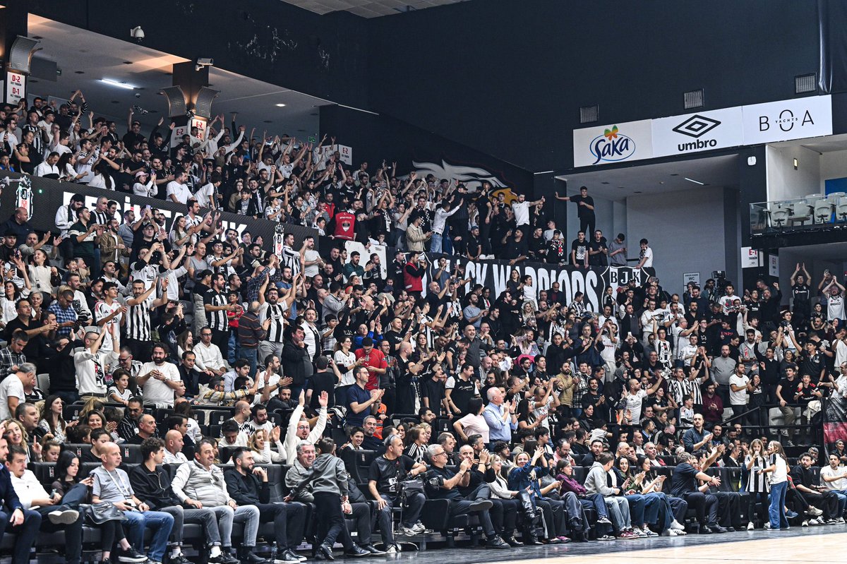 gundembjkcom's tweet image. 🗣️ Dusan Alimpijevic: &quot;Taraftarlarımızın şunu bilmesini istiyorum. Geçen yıldan farklı olarak bu yıl tüm Avrupa taraftarlarımızdan ve Akatlar&apos;dan bahsediyor. Burada oluşturulan enerjiden de söz ediliyor. Bizim için bu çok önemli. Her maçın kapalı gişe olması çok önemli.&quot; (AA)