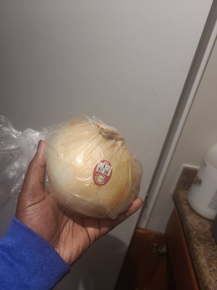 NataliaNatashaN's tweet image. I&apos;m in an area where ICE is actively snatching people up. I am trying to limit my time outside. I needed last minute foodstuff so I made a pick up order. I needed a singular sweet onion and notated that i wanted the SMALLEST onion available. Look what they gave me. 😭😭😭😭