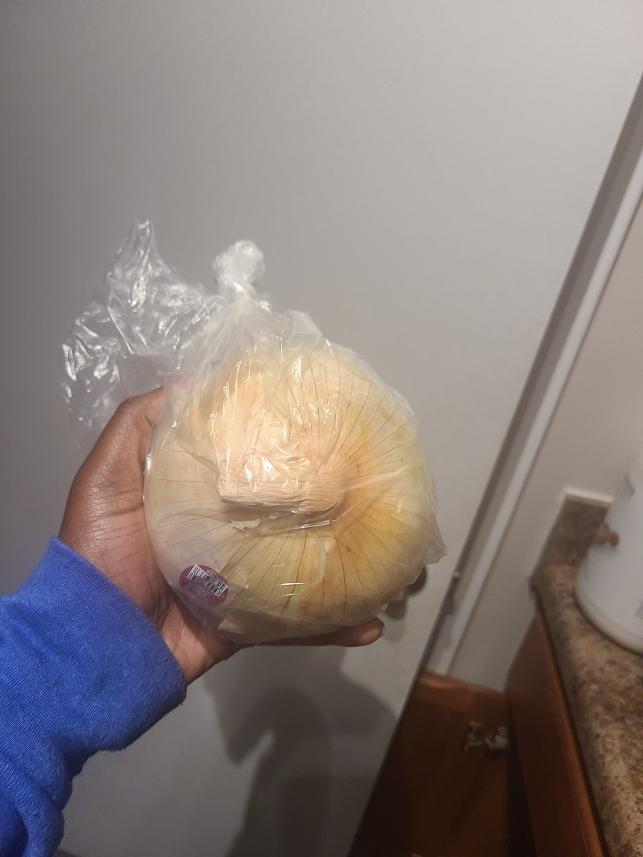 NataliaNatashaN's tweet image. I&apos;m in an area where ICE is actively snatching people up. I am trying to limit my time outside. I needed last minute foodstuff so I made a pick up order. I needed a singular sweet onion and notated that i wanted the SMALLEST onion available. Look what they gave me. 😭😭😭😭