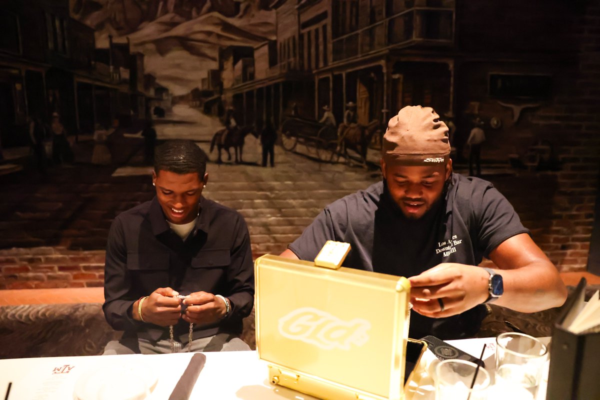 AggieFootball's tweet image. Best O-Line in the country 🤝 Iciest O-Line in the country

#MarcelMode | @portersBCS