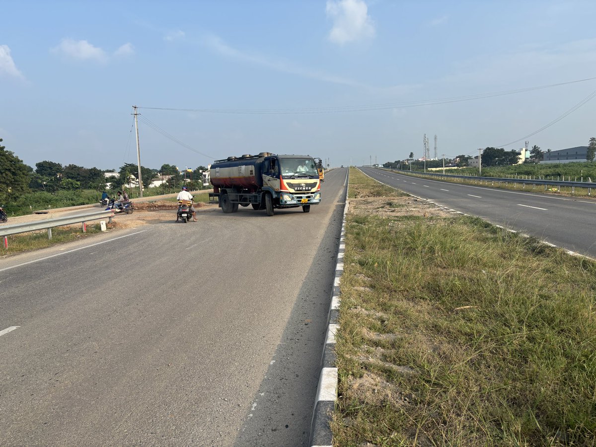 omjasvinMD's tweet image. 🚨 The new CHENNAI - Tirupathi NH-716. 

Locals in Tiruvallur town area have broken the access-controlled barricading and are illegally entering the NH in wrong-route to reach Tiruvallur.  This can cause dangerous collision with vehicles coming from opposite direction as the…