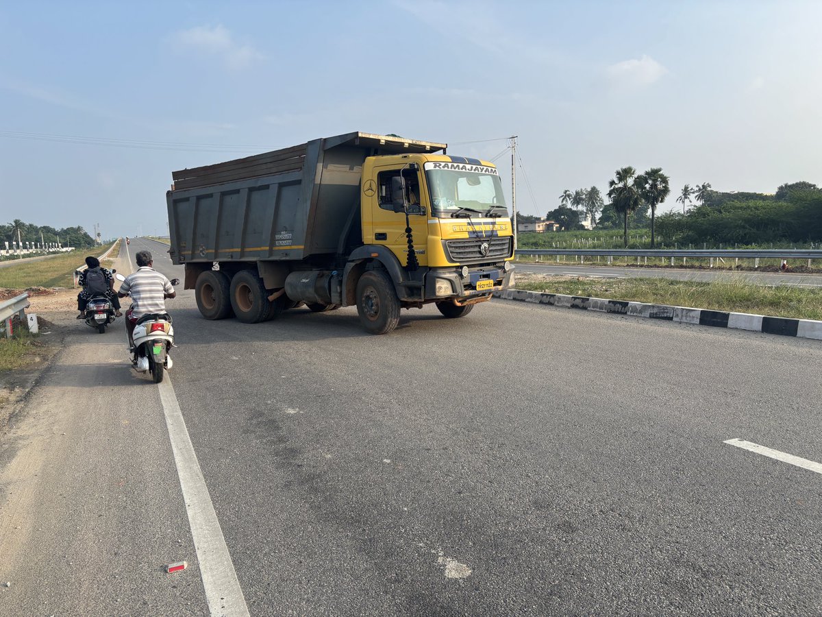 omjasvinMD's tweet image. 🚨 The new CHENNAI - Tirupathi NH-716. 

Locals in Tiruvallur town area have broken the access-controlled barricading and are illegally entering the NH in wrong-route to reach Tiruvallur.  This can cause dangerous collision with vehicles coming from opposite direction as the…