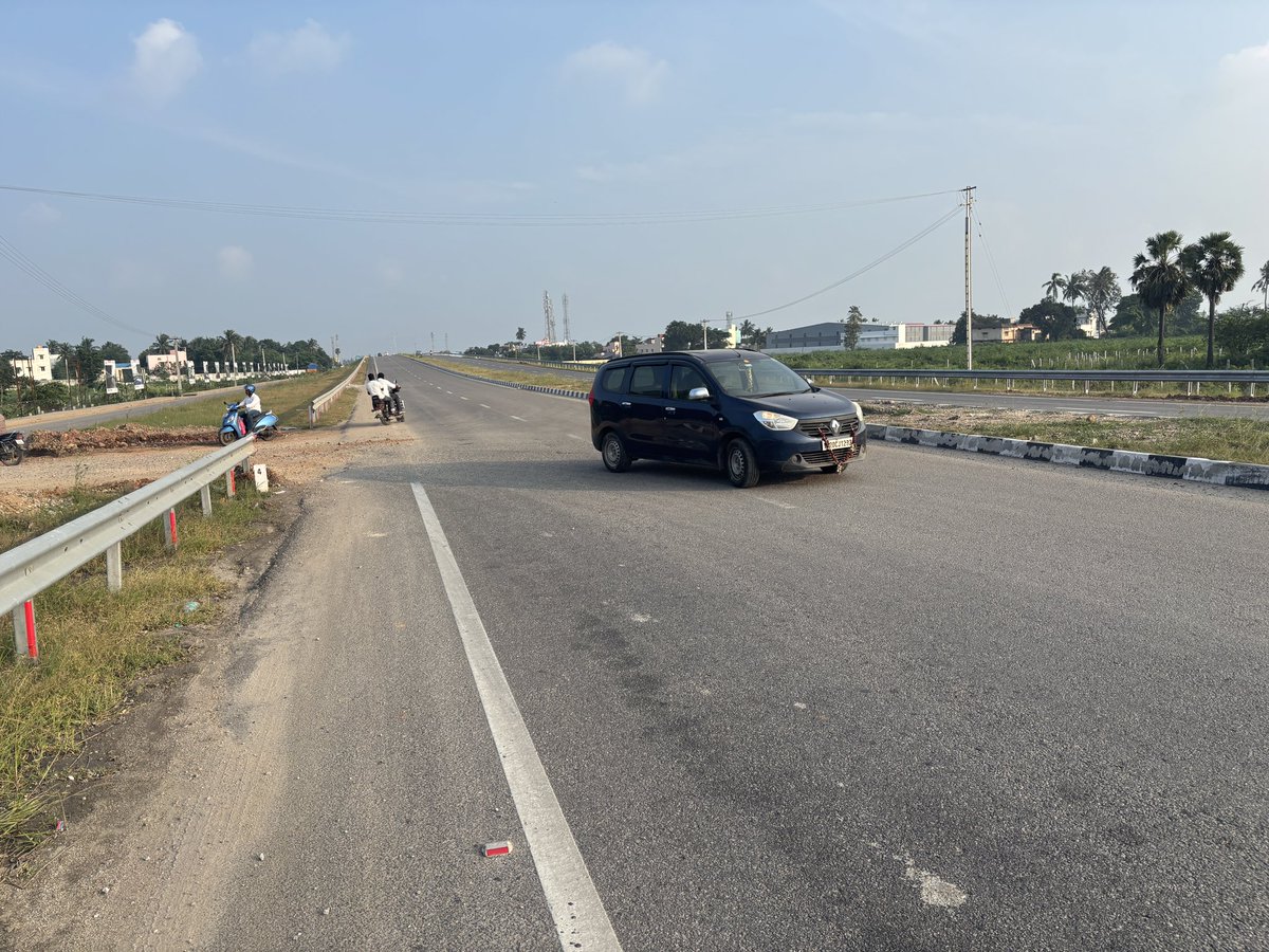 omjasvinMD's tweet image. 🚨 The new CHENNAI - Tirupathi NH-716. 

Locals in Tiruvallur town area have broken the access-controlled barricading and are illegally entering the NH in wrong-route to reach Tiruvallur.  This can cause dangerous collision with vehicles coming from opposite direction as the…