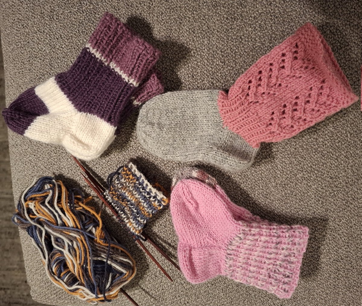 Jo perinteinen sukkapaja 🧶🧦 paikallisen turvakodin lasten joulupusseja varten... ajatuksissa #LastenOikeuksienPäivä 2025: Jokaisella lapsella on oikeus kuulua 💞 #saatkuulua