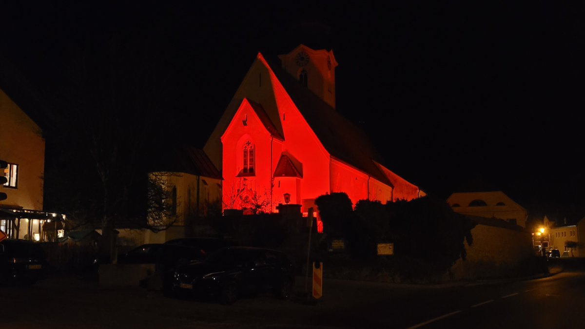 PGR_Babensham's tweet photo. Auch der Pfarrverband #Eiselfing-#Babensham hat am #redwednesday mit seinen rot angestrahlten Pfarrkirchen an verfolgte oder diskriminierte #Christen erinnert. Die Solidaritätsaktion erfolgt auf Initiative der "Kirche in Not" (ACN). https://t.co/XVvoBJHWBD