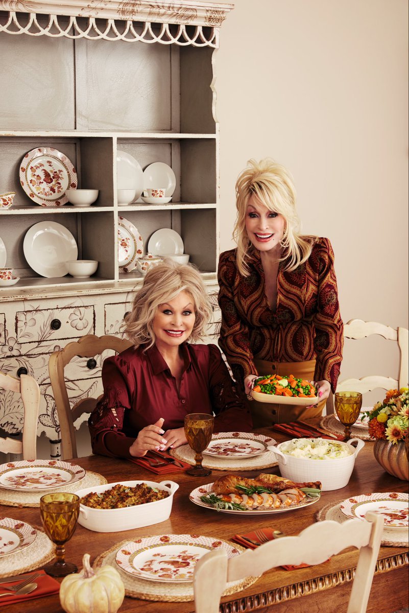 DollyParton's tweet image. Hey good lookin’, what you got cookin’ for Thanksgiving? 🧡 Since it’s 1 week away, get inspired by these recipes and more from my sister Rachel and me in our cookbook #GoodLookinCookin! dolly.lnk.to/GoodLookinCook…