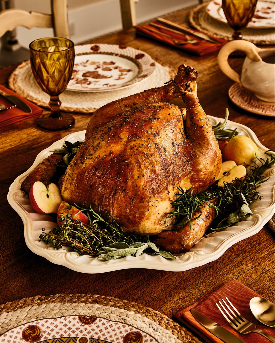 DollyParton's tweet image. Hey good lookin’, what you got cookin’ for Thanksgiving? 🧡 Since it’s 1 week away, get inspired by these recipes and more from my sister Rachel and me in our cookbook #GoodLookinCookin! dolly.lnk.to/GoodLookinCook…