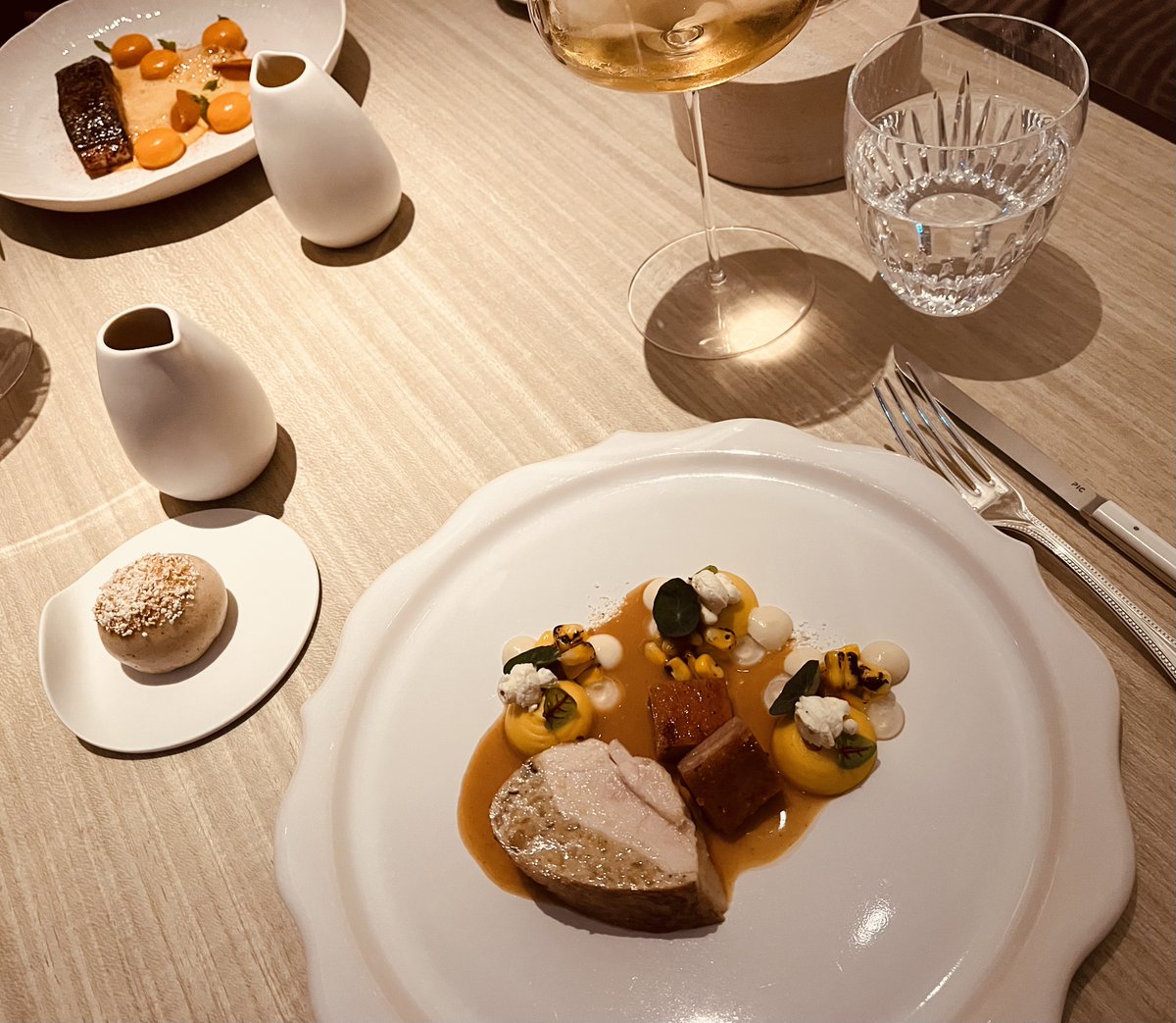 MichelinGuideUK's tweet image. An elegant dinner at La Dame de Pic @AnneSophiePic

#MICHELINStar #Dubai 

guide.michelin.com/gb/en/dubai-em…