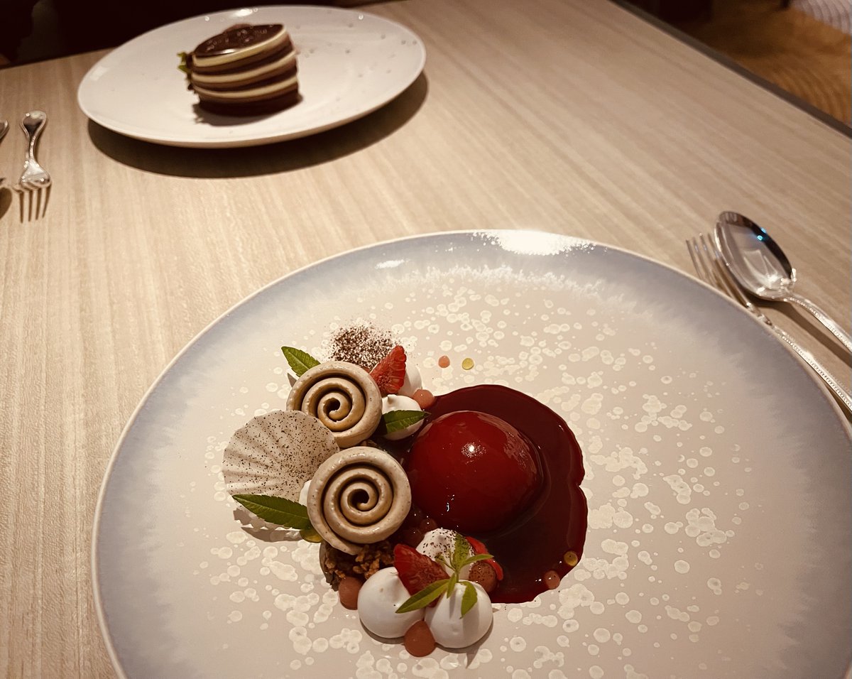 MichelinGuideUK's tweet image. An elegant dinner at La Dame de Pic @AnneSophiePic

#MICHELINStar #Dubai 

guide.michelin.com/gb/en/dubai-em…