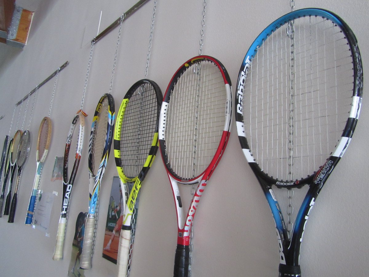 Por el 60º aniversario del Club Mirasierra, y en su ITF M25, organizamos el sábado 29 de noviembre la 11ª expo 'Raquetas con historia' con apoyo de Grand Slam de Tenis y lawebdeltenis.net. 40 exitosos modelos de 15 marcas de entre 1925 y 2025, y dos mini series especiales.