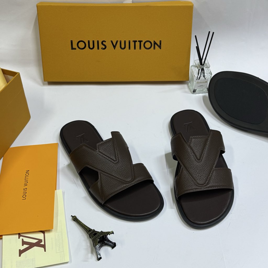 AbdulkadirAuwa7's tweet image. LOUIS VUITTON 🔥 

Available in different designs and colors 
Sizes from 40-45 
Sell in wholesales 

55k Each 

Dm/ wa.me/+2348099268085
Nation Wide Delivery