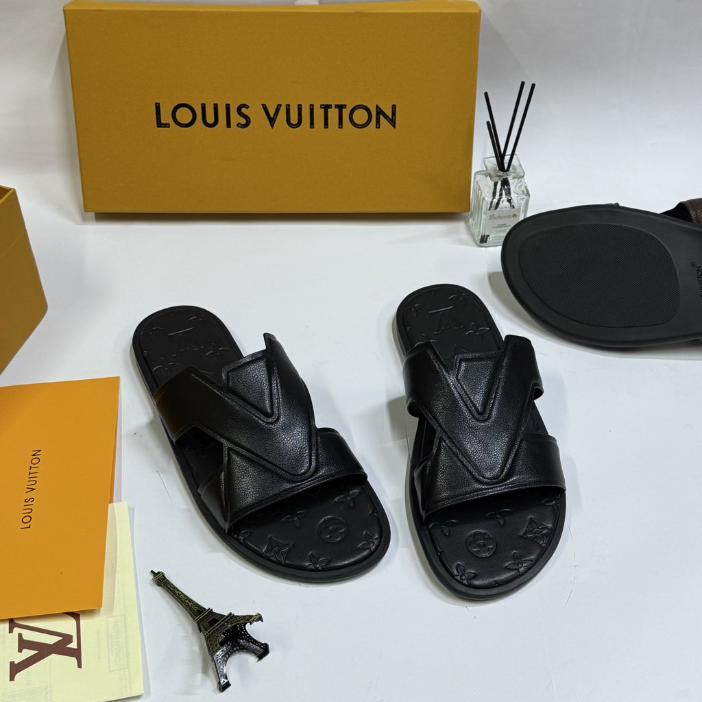 AbdulkadirAuwa7's tweet image. LOUIS VUITTON 🔥 

Available in different designs and colors 
Sizes from 40-45 
Sell in wholesales 

55k Each 

Dm/ wa.me/+2348099268085
Nation Wide Delivery