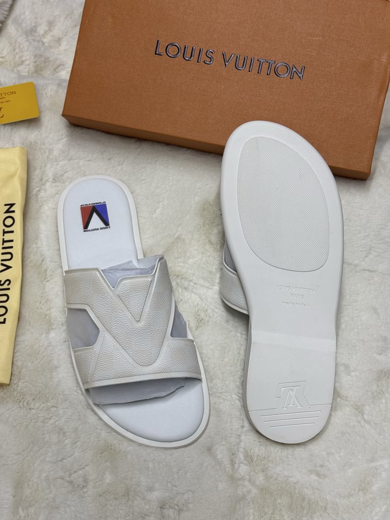 AbdulkadirAuwa7's tweet image. LOUIS VUITTON 🔥 

Available in different designs and colors 
Sizes from 40-45 
Sell in wholesales 

55k Each 

Dm/ wa.me/+2348099268085
Nation Wide Delivery