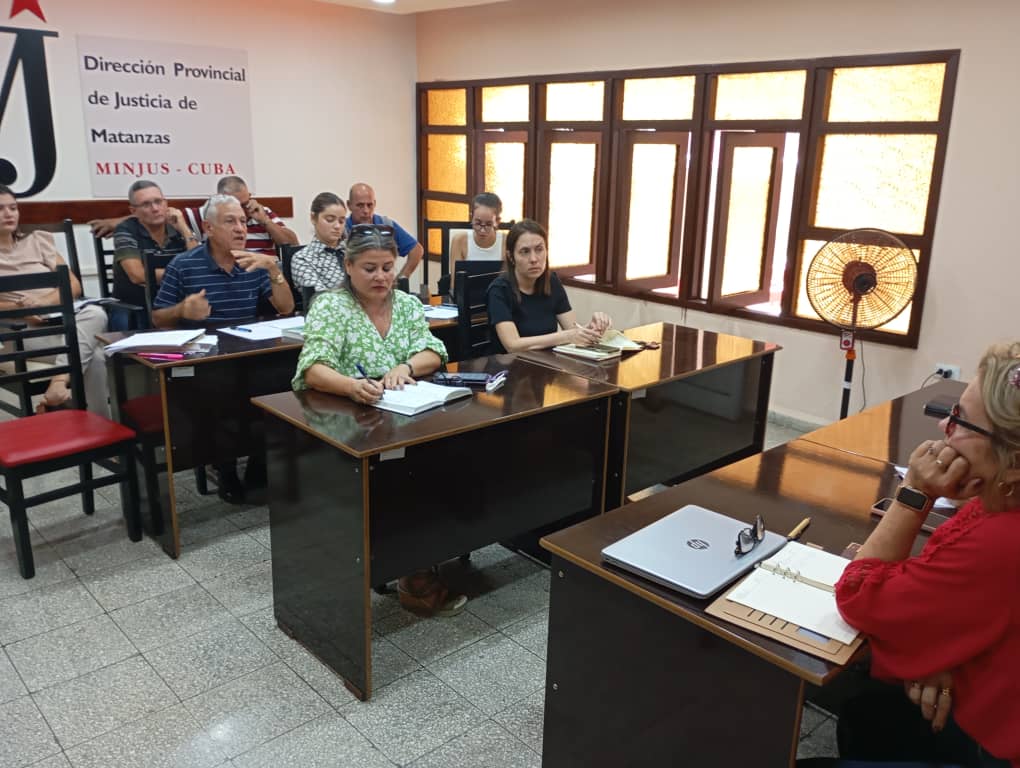 Minjus_Cuba's tweet photo. 🇨🇺🤝| La viceministra primera @RosyCubaMINJUS, presidió en la Dirección Provincial de Justicia de #Matanzas el análisis del Programa de Gobierno para corregir distorsiones y reimpulsar la economía.
#FuerzaCuba 🇨🇺
#MinjusEnControlPopular 🇨🇺 https://t.co/Twu5FB5k3v