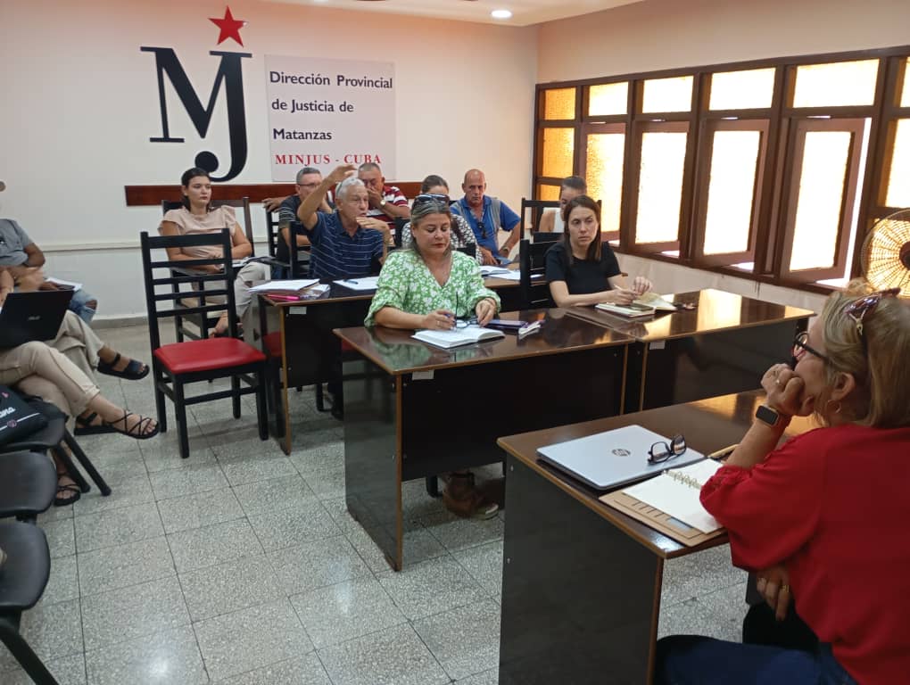 Minjus_Cuba's tweet photo. 🇨🇺🤝| La viceministra primera @RosyCubaMINJUS, presidió en la Dirección Provincial de Justicia de #Matanzas el análisis del Programa de Gobierno para corregir distorsiones y reimpulsar la economía.
#FuerzaCuba 🇨🇺
#MinjusEnControlPopular 🇨🇺 https://t.co/Twu5FB5k3v