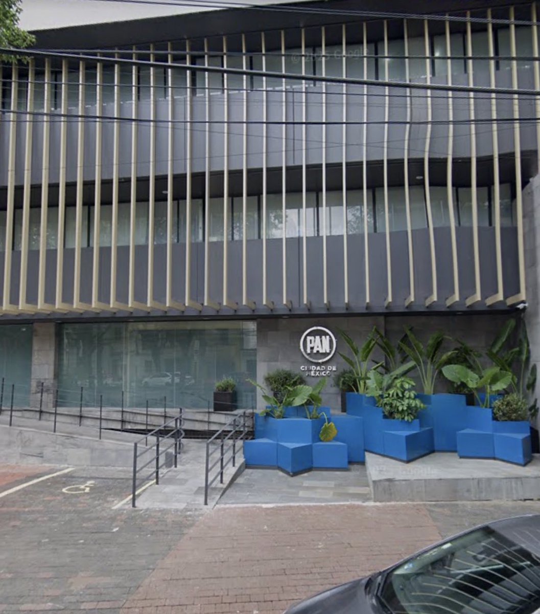 abrahamendieta's tweet image. Ayer, el mentiroso compulsivo @EdsonAndradeL dijo que se va del país “porque está en peligro pues revelaron su dirección” con el contrato de 200,000 pesos mensuales.

La dirección que aparece es Durango 22, la sede del PAN.

¿Acaso tiene un colchón ahí y duerme en el sótano? 🤣