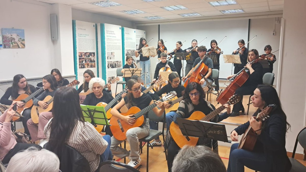 🎼 El Taller de Corda i el Taller de Guitarres en concert avui al Casal Municipal de la Gent Gran 😍

#escolademusica #santsadurni #concert #santacecília #setmanadelamúsica