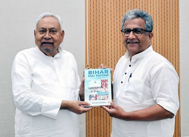 2Rajababu's tweet photo. बिहार में एक मंत्री जी हुआ करते थे जनाब "शाहनवाज हुसैन" जब नीतीश कुमार जी उद्योग पर अपने दिए बयान को लेकर हंसी के पात्र बन रहे तब उन्होंने उनके मंत्रिमंडल ने रहते हुए बिहार के कई हिस्सों में वो काम कर दिखाया। जिसकी कल्पना शायद माननीय मुख्यमंत्री जी नहीं कर रहे थे। 
याद कीजिए जब 2022 में नीतीश कुमार अचानक इस्तीफा देने राजभवन के लिए निकले उस दिन भी जनाब शाहनवाज हुसैन उद्योग मंत्रालय के बैठक के लिए दिल्ली में मौजूद थे। 

फिर चाचा निकल पड़े और उनके रास्ते अलग हो गए।

लेकिन 1.5 साल बाद फिर से वापस आए फिर उसी मंत्रालय को संभाला "नीतीश मिश्रा" जी ने। कई बेहतरीन काम कर दिखाया उन्होंने। विपक्ष के लोगों ने भी उनकी क्षमता को सराहा। बिहार में उद्योग को नया पंख लगाया ।

लेकिन संयोग देखिए, दोनों में से किसी को दोबारा मौका नहीं मिला। सिर्फ प्रयोग बन कर रह गए ।

मैं अक्सर कई मुद्दों पर बीजेपी की खुलेआम आलोचना करता हूं। पार्टी में कौन सा कानून और नियम लागू होता ये समझ से परे हैं। अच्छे लोगों को जिनके पास विजन रहता , क्षमता होता उनको इस्तेमाल करने में घबराती हैं ये पार्टी।

#BiharElection2025