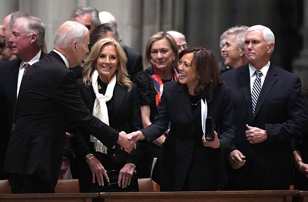 archivekamala's tweet image. .@JoeBiden &amp;amp; @KamalaHarris reunited again at Dick Cheney’s funeral service in DC.

📸: Andrew Harnik