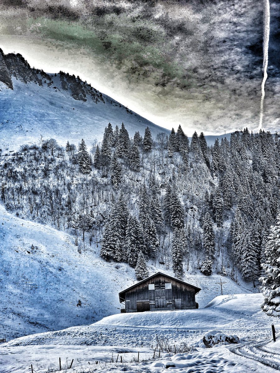 LumenNaturae's tweet photo. That moment the first snow lands and the whole valley forgets how to speak. π²βοΈ
#swissAlps #ForestWitch #MountainMagic #FirstSnow #WinterSolitude #AlpineSilence #schweiz #suisse #svizzera #hexenwald #SilenceSpeaks #Svizra https://t.co/YXyKCSE5ef