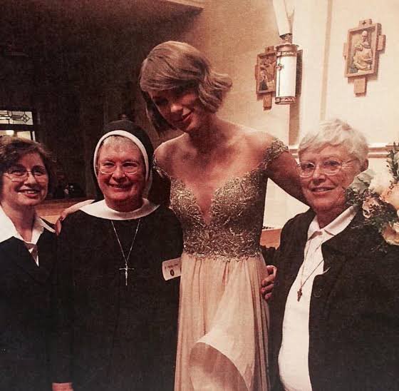 winsltcarey's tweet image. inclusive, a taylor estudou em pré-escola católica e em 2016 retornou a sua cidade natal pra comparecer ao casamento de britany maack, uma das suas melhores amigas de infância, e reencontrou algumas das freiras franciscanas bernardinas que cuidaram dela na alvernia montessori