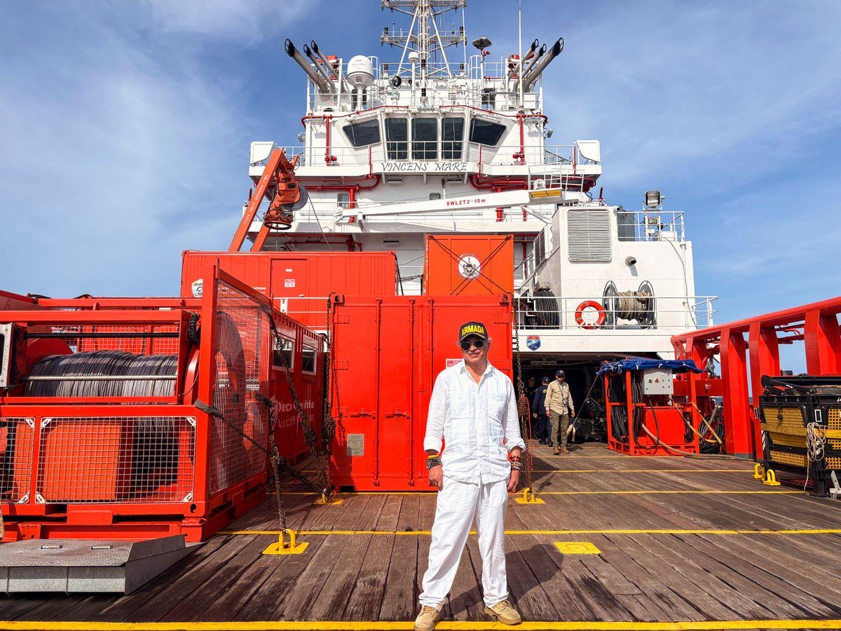 Les entregó una joya del matrimonio histórico de Colombia. Con la más avanzada tecnología de la armada nacional, entregó el Galeón San José. Sus objetos comienzan investigación científica en superficie.