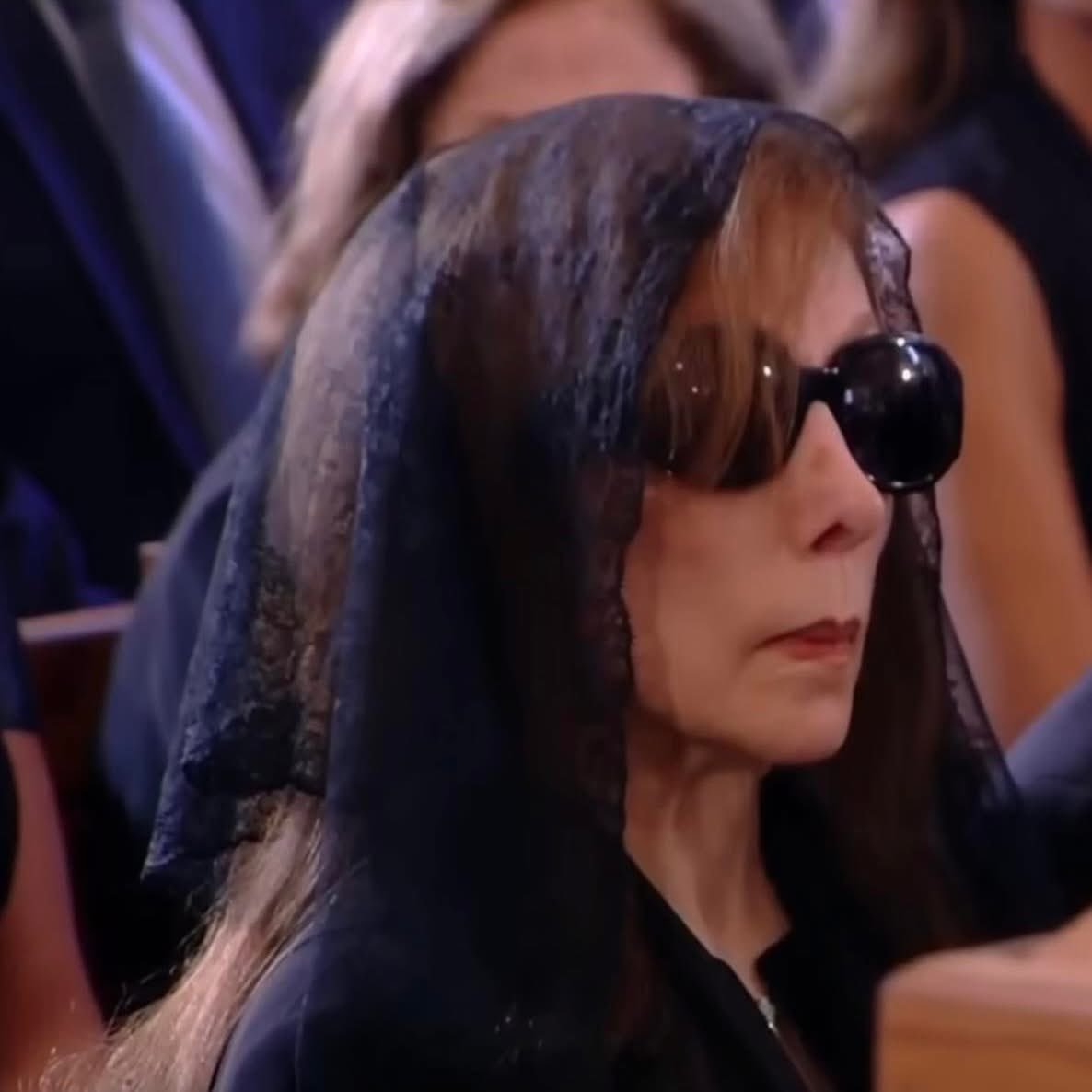 عمرِك يطول
وحزنِك يزول
عقبال المية ست فيروز 
#عيد_الدني #فيروز