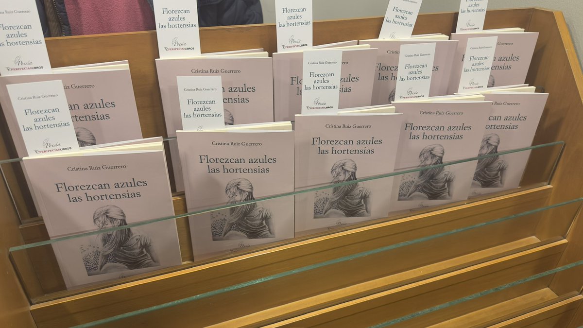PeripeciasL's tweet photo. Presentación del libro 'Florezcan azules las hortensias', de Cristina Ruiz Guerrero. En Cádiz. #libros #peripeciaslibros #poesía https://t.co/NkpMwAyrrm