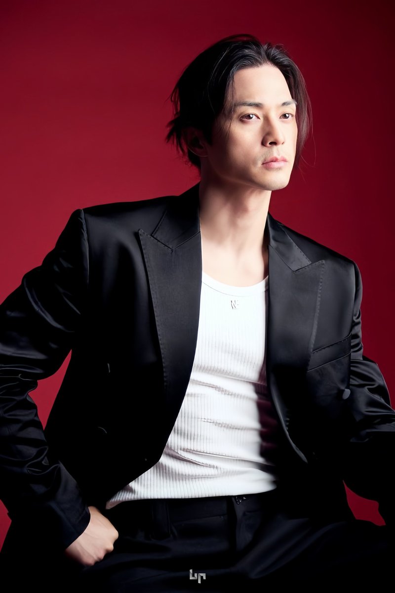 vnghtsky's tweet image. ⠀⠀⠀

                           Sharp look &amp;amp; soft energy
                             내 안의 불은 조용히 탄다.