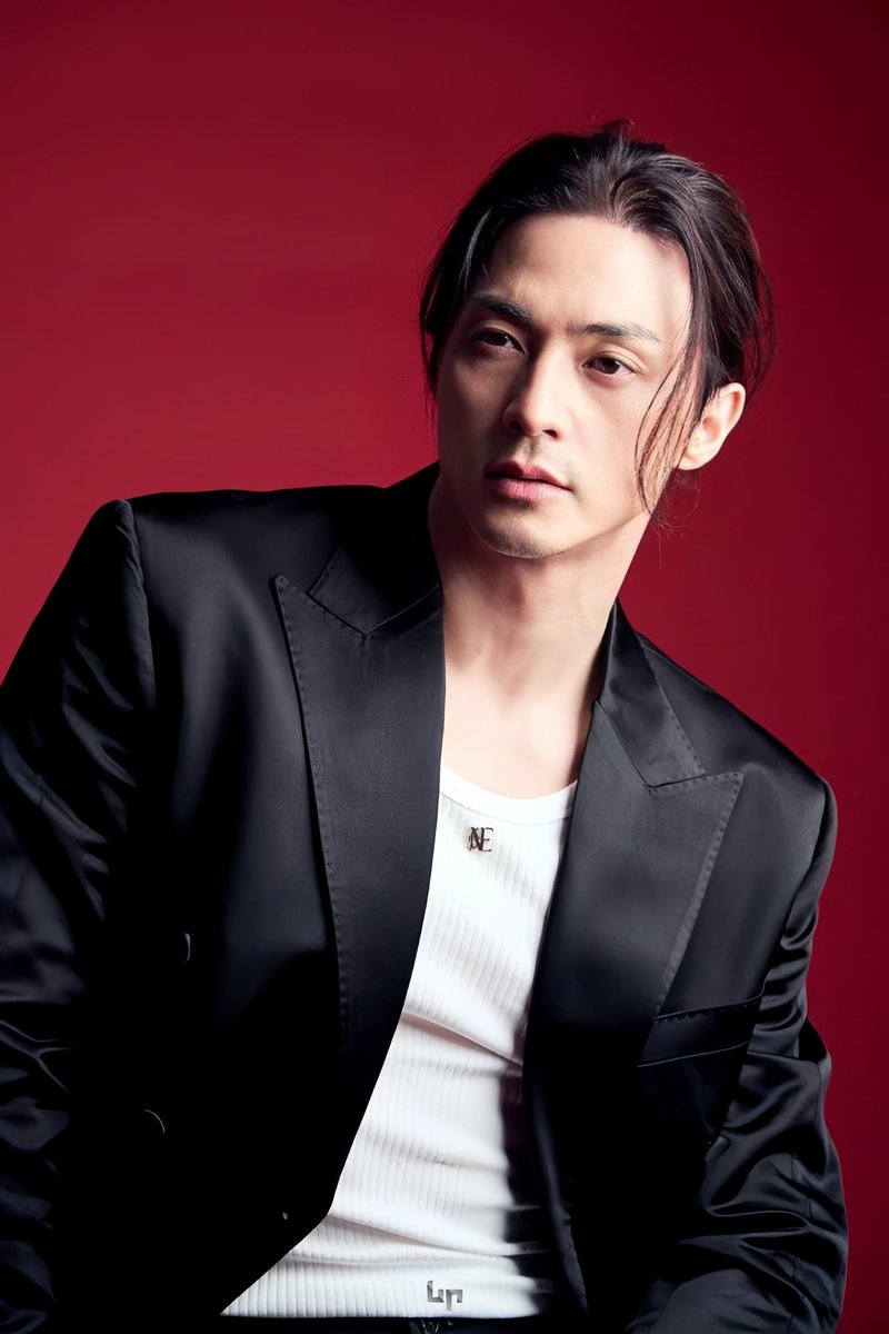 vnghtsky's tweet image. ⠀⠀⠀

                           Sharp look &amp;amp; soft energy
                             내 안의 불은 조용히 탄다.