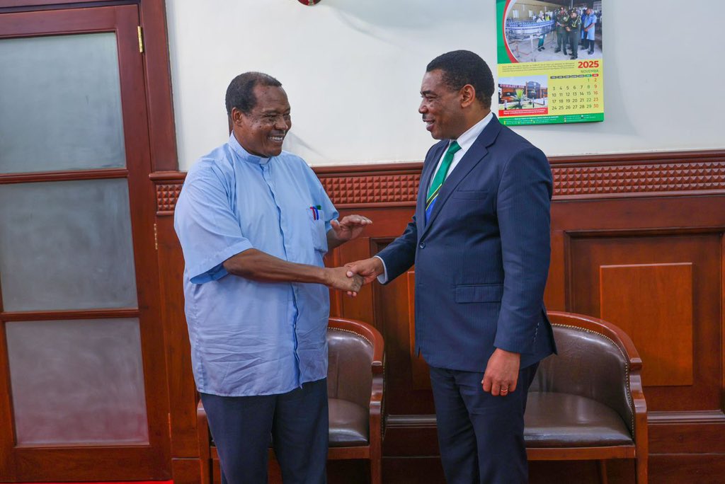 matokeochanya's tweet photo. DKT. MWIGULU AKUTANA NA KATIBU MKUU WA TEC

Waziri Mkuu, Mhe. Dkt. Mwigulu Nchemba, leo Novemba 20, 2025 amekutana na kufanya mazungumzo na Katibu Mkuu wa Baraza la Maaskofu Katoliki Tanzania (TEC), Padri Charles Kitima, katika Ofisi Ndogo ya Waziri Mkuu, Magogoni jijini Dar es Salaam.