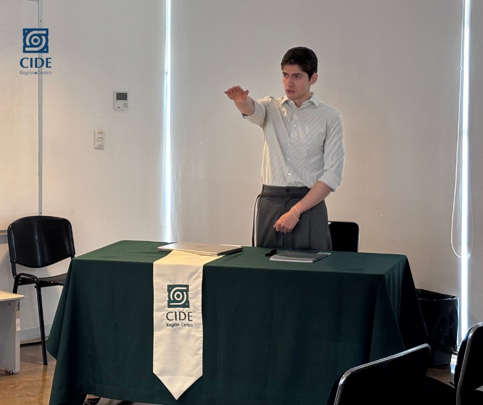 CIDE_RC's tweet image. 🎓 El pasado martes 18 de noviembre Erick Morales, alumno de la Licenciatura en Políticas Públicas (LPP), presentó con éxito la defensa de su tesina en su examen final de titulación. ¡Enhorabuena por este gran logro académico! 👏 Y mucho éxito en lo que continúa 😃