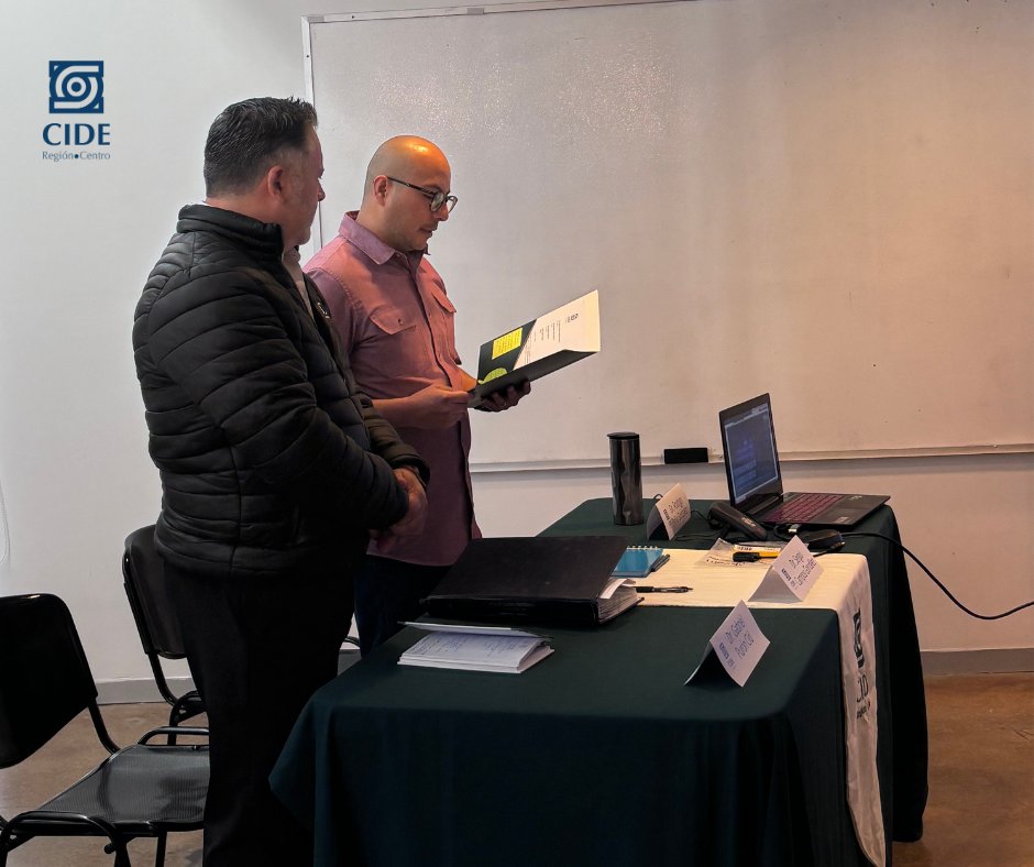 CIDE_RC's tweet image. 🎓 El pasado martes 18 de noviembre Erick Morales, alumno de la Licenciatura en Políticas Públicas (LPP), presentó con éxito la defensa de su tesina en su examen final de titulación. ¡Enhorabuena por este gran logro académico! 👏 Y mucho éxito en lo que continúa 😃