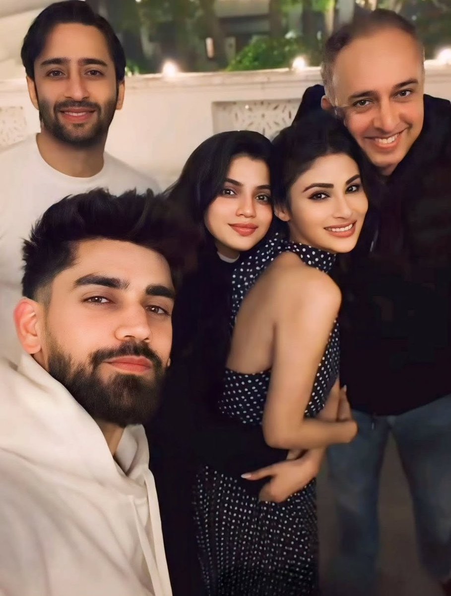 ritu0174's tweet image. Hisaab Starcast 🤩

Handsome Heera Captured With Team Hisaab Avinash Mishra, Mouni Roy, Asheema Vardan And Producer Namit Sharma ❤️

#Hisaab #ShaheerSheikh #AvinashMishra #MouniRoy

@Shaheer_S ♥️